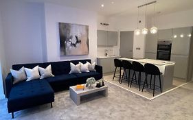 Hamptons Apartment City Centre With Free Parking