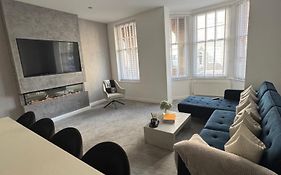 Hamptons Apartment City Centre With Free Parking